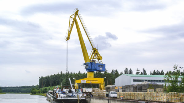 Güterumschlag Kran Hafenkran bayernhafen Roth